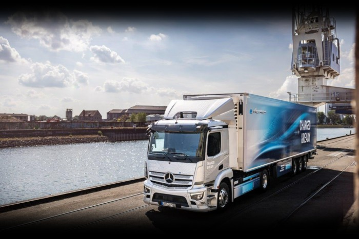 奔馳卡車來了！