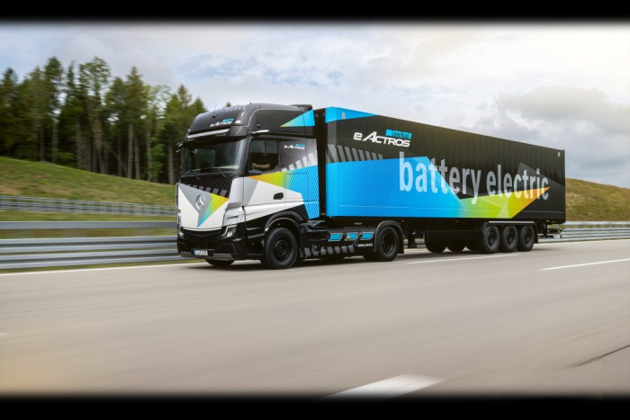 奔馳卡車來了！