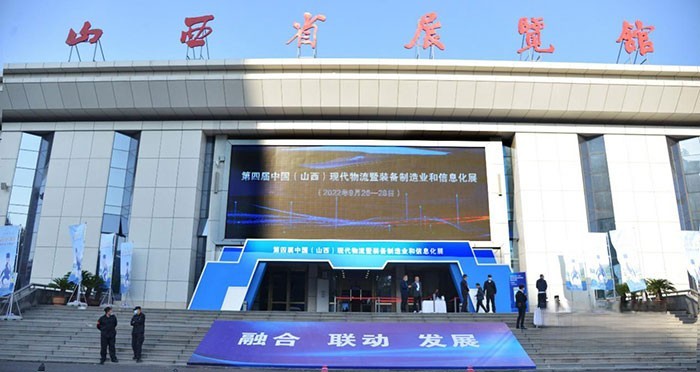 大運(yùn)重卡攜四款新能源新品亮相物流裝備展