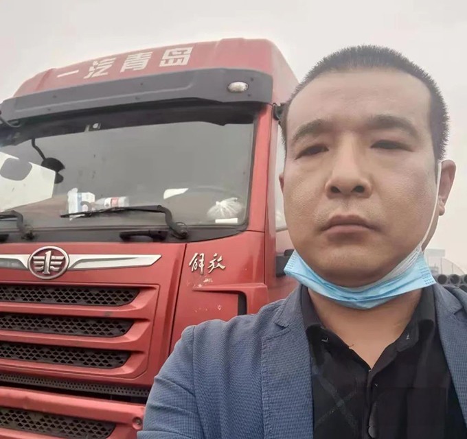 　　1997年，李厚峰開始從事運(yùn)輸行業(yè)，先后使用過多種品牌的車，直到2008年，他接觸到解放品牌，選擇了解放青汽J5M車型。  　　2017年初，李厚峰購買了第一臺(tái)悍V車，此后，每一次換車，他都堅(jiān)定選擇解放青汽。如今他擁有十幾臺(tái)悍V車，從事鋼材運(yùn)輸，從河北滄州到山西，再從山西到河北武安，一趟趟，一年年，生活在路上周而復(fù)始，始終不變的，是好搭檔悍V的陪伴。  　　鋼材質(zhì)量較重，運(yùn)輸路況復(fù)雜，對(duì)車輛要求高。李厚峰說，他就是看中了悍V自重輕、低油耗、故障率低和服務(wù)好的優(yōu)勢，能夠輕松勝任復(fù)雜的鋼材運(yùn)輸工況。這么多年運(yùn)營之路，他很少為車輛擔(dān)心。悍V的高承載力、高可靠性有目共睹  　　既能多拉快跑，又能保障高出勤率，而且，解放青汽在全國有超1000家服務(wù)網(wǎng)點(diǎn)，配備專業(yè)的維修人員和全天候服務(wù)，尤其還為卡友提供暖心基金支持，這讓李厚峰的運(yùn)營之路倍感安心。  　　源于情懷，忠于品質(zhì)，時(shí)間給了李厚峰最好的答案，買解放卡車，值得。  　　在合作的這些年里，李厚峰的運(yùn)輸事業(yè)越來越好，生活更加幸福。他還介紹了很多優(yōu)質(zhì)客戶購買解放青汽卡車，把對(duì)解放的信任與支持，傳遞給更多的卡友，為解放青汽在當(dāng)?shù)氐耐茝V起到了重要作用。  　　李厚峰是解放青汽重要的合作伙伴，解放青汽為他的運(yùn)輸之路提供有力支撐  　　2021年，“夢想合伙人”計(jì)劃開啟，李厚峰受邀加入“達(dá)人館”，專享購車、售后等多重權(quán)益，在優(yōu)質(zhì)平臺(tái)的加持下，李厚峰的運(yùn)輸事業(yè)必將更上一層樓!  　　未來，解放青汽更好地扶持追夢人，引領(lǐng)更多“夢想合伙人”實(shí)現(xiàn)夢想，攜手前行，創(chuàng)造更美好的生活!