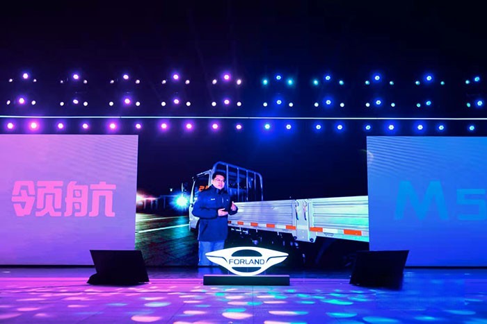 福田汽車(chē)集團(tuán)時(shí)代事業(yè)部研發(fā)副總裁王宇作產(chǎn)品講解