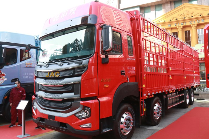 格爾發(fā)8×4 460馬力倉柵式運輸車