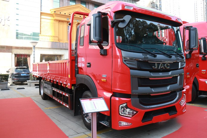 格爾發(fā)4×2 220馬力載貨車