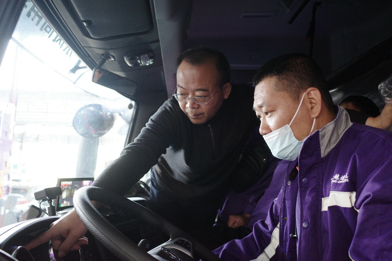 東風(fēng)天錦KR翼展車批量交付 東風(fēng)商用車助力跨越速運(yùn)運(yùn)力升級