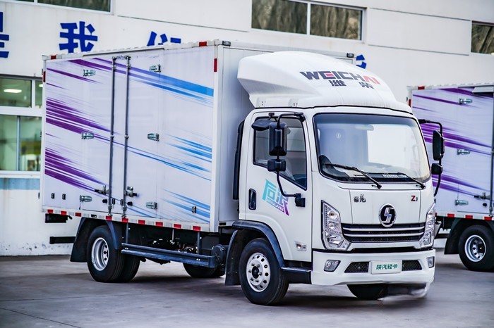 在火爆網絡的《后浪》視頻中有這樣一句話:“如果你們依然需要我們的祝福,那么奔涌吧!后浪。” 近年來,投身物流行業成為不少年輕人的選擇。他們富有朝氣和夢想,但同時也面臨著缺乏資金、經驗、貨源等痛點。作為商用車行業“新一代擔當”,濰柴新能源商用車切實從用戶利益和真實場景出發,為用戶打造了技術領先、品質過硬的“輕卡芯勢力,超值新選擇”后浪輕卡,同時為了應對商超配送、個體販賣、零擔運輸等不同細分市場用戶的需求,擁有“企業版”“平臺版”“山區版”“后浪Pro”多款車型。 企業版:充分滿足創業需求 后浪輕卡企業版在舒適性層面,中控臺采用轎車化軟包設計,同時可以選配7寸液晶儀表及智能大屏可實現人機交互,并匹配更多人性化設計高端乘用化配置。同時全系標配電動空調,讓卡友時刻保持清爽,舒適隨行。 在底盤方面,采用的是黃金動力鏈組合,發動機選用的是濰柴WP2.3Q140E62發動機,直列四缸設計,排量為2.289L,最大輸出功率為103kW,最大140馬力,在1600-2400轉時可爆發峰值扭矩320N.m。傳動系統方面,選用的是法士特5檔手動變速箱,這款變速箱殼體為鋁合金材質,操作更加簡單。 前橋采用的是2噸級免維護前橋,后橋采用的是4噸級漢德免維護寬輪距后橋,速比為4.875。懸架方面,采用的是前3后3+2片板簧,對于卡友們來說,運營保養占據養車成本的一大部分,如何降低這部分的成本也是整車企業為卡友們考慮的重點,后浪企業版發動機和后橋均擁有兩年或12萬公里長換油設計,可以減少進站保養的次數、時間,也可以節省這一部分的成本。 同時后浪企業版標配80L塑料油箱,另外也可選裝120L塑料油箱和鋁合金油箱,可以有更長的續航里程。 平臺版:性價比超高 濰柴新能源商用車根據購買力對后浪產品細分,就是為了滿足不同分層用戶的需求,而不是簡單的減配降價行為,后浪平臺版瞄準購買力有限的運輸創業者階層。 后浪平臺版搭載濰柴WP2.3Q140E62,排量2.3L,符合國六排放表現,其最大輸出功率為103kW(140馬力),其峰值扭矩達到320N·m。與之匹配變速器采用全斜齒設計,噪音低,換擋輕便,擁有法士特獨有的同步器技術,體積小、重量輕,節油高效。后橋采用3.5T漢德免維護后橋,板簧采用的是前3后3+2片少片簧設計,承載性能與減震性能都不錯。 后浪平臺版基本滿足了用戶運輸創業時的核心需求。但是相比于企業版省掉了備胎和電動空調設計等一些非核心功能,整車價格下降,讓預算有限的創業初期用戶買得起、用得起。 山區版:跑山路如履平地 在山區運輸道路上的往返奔波,崎嶇的山地道路,復雜的路況對每位卡友來說都不陌生,非比尋常的路況條件也進一步導致駕駛難度增加,對輕卡產品的硬實力要求也進一步提升。針對山區類駕駛場景,后浪山區版給出了更優的解決方案。 后浪山區版最亮眼的莫過于動力配置,各種陡坡都能輕松迎難而上,搭載濰柴WP2.3NQ150E61發動機,排量為2.3L,最大輸出功率達到150馬力,是目前行業同排量最大馬力發動機,動力高能澎湃。傳動系統與之匹配的是8擋法士特變速箱,型號為C8J45TA,該變速箱為超速擋設計,其頭擋速比為7.46,最高擋速比為0.714。相較于市面上的五擋、六擋變速箱,8擋變速箱的速比級差小,既能保證輸出強勁動力匹配,還能確保動力損失最小,適用于有山區或者重載復雜運輸工況。 此外后橋采用3.5噸級后橋,速比為4.875,可滿足絕大部分工況需求。整體動力鏈匹配使得整車非常適用于山區或非良好路況行駛,運輸重型貨物更為適合。 俗話說“上山容易,下山難”,對于西南地區的路況來說,開車不是在上山就是在下山,所以應對這樣得路況除了要具備優秀的動力之外,還要具備優秀的車輛穩定性和制動力,這樣才能保障車輛的行車安全。整車前后制動蹄片加寬,隨時給出更快速的超強響應,制動力更強,所需要的剎車距離更短,時刻領先行業要求。 后浪Pro:動力性能直接拉滿 為了滿足新一代用戶需求,濰柴新能源商用車特推出后浪Pro,在后浪的基礎上以全方位優化的性能,積極響應用戶需求。 既然是Pro版本,那么配置肯定是要拉高一點,后浪Pro采用目前行業同排量最大馬力的濰柴WP2.3NQ150E61發動機,最大動力輸出達到了150馬力,而這款發動機將會成為很多追求動力、性能的卡友首選,就動力表現而言,其已經可以媲美3.0L發動機。 綜合體驗下來,后浪輕卡不失為創業后浪們的首選車型。以輕卡智變動力系統、第三代日系底盤技術和智慧化配置系統構筑成“超高效節能創業輕卡”,為創業后浪們帶來更高效、更省心省錢的運輸體驗。