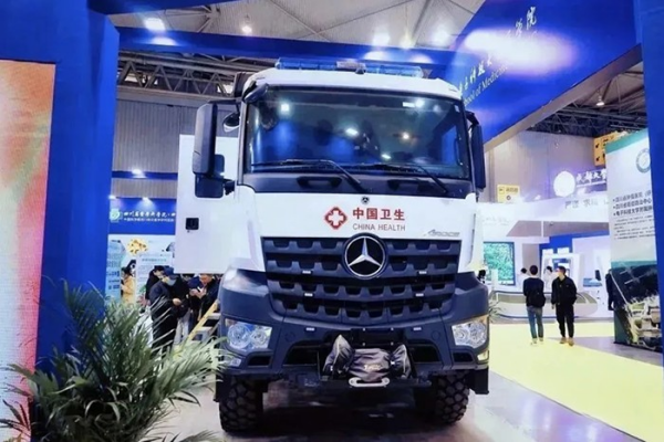 Arocs全驅底盤改裝的多功能醫療搶救單元車亮相健博會