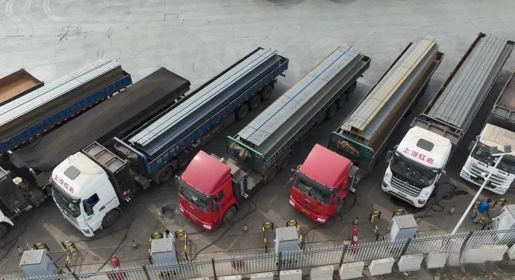 近年來，唐山市以提升綠色出行服務為出發點，以公交線網布局、慢行系統提升、無障礙化建設、普惠均等化發展為抓手，將“新型基礎設施”與“傳統基礎設施”融合發展，不斷提升綠色出行的服務效率和質量，讓綠色出行理念深入人心。