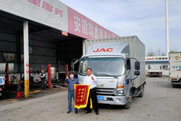 深夜救援、跟車(chē)維修，江淮1卡1號(hào)服務(wù)是卡友運(yùn)輸?shù)馁N心保障