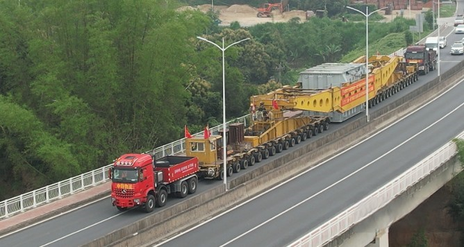 總牽引質(zhì)量500噸！ 新款奔馳Arocs SLT福廈“北電南送”工程大件首運(yùn)