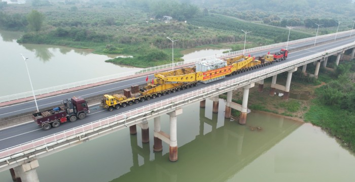 總牽引質(zhì)量500噸！ 新款奔馳Arocs SLT福廈“北電南送”工程大件首運(yùn)