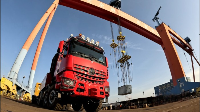 總牽引質(zhì)量500噸！ 新款奔馳Arocs SLT福廈“北電南送”工程大件首運(yùn)