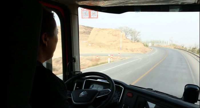 卡車女司機蘭蘭與全新一代豪沃MAX燃氣車運煤路上燃擎創富