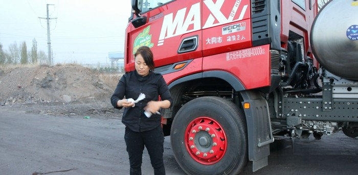 卡車女司機蘭蘭與全新一代豪沃MAX燃氣車運煤路上燃擎創富