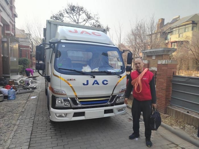 搬家運(yùn)輸怕限行?他用江淮1卡駿鈴聚寶盆帶著老鄉(xiāng)一起致富