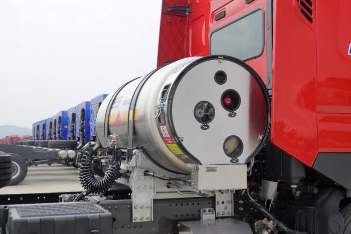 LNG重卡如何選？530馬力乘龍H7一車(chē)多拉300公斤！