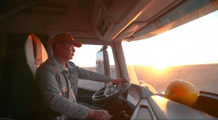 上汽紅巖CNG重卡燒氣不費(fèi)跑車不貴？來聽聽新疆卡友怎么說