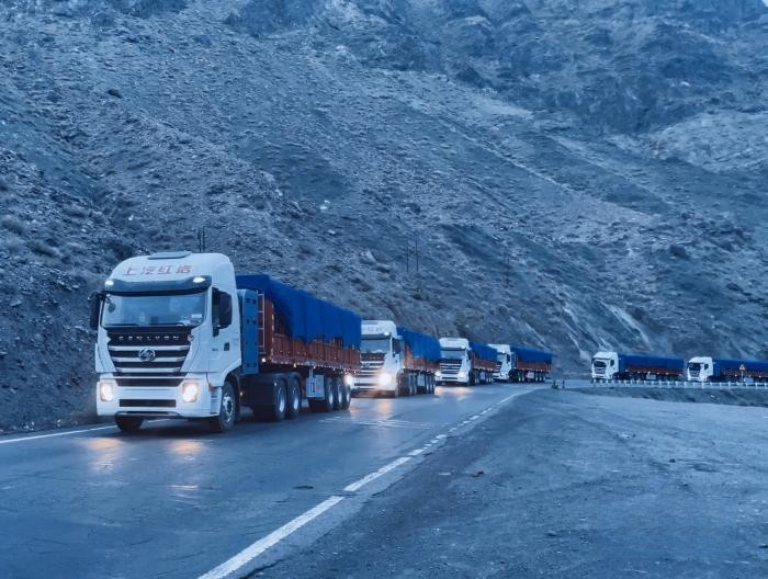 上汽紅巖CNG重卡燒氣不費(fèi)跑車不貴？來聽聽新疆卡友怎么說