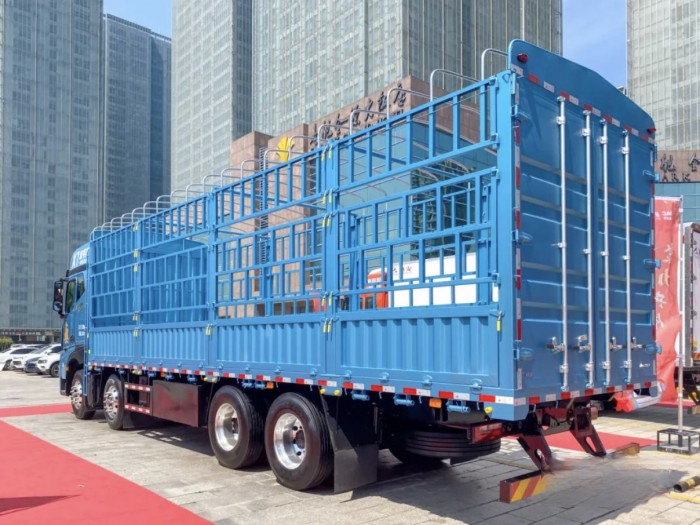 綠通運輸黑馬,江淮星耀X7 8×4載貨車請你吃新鮮西瓜