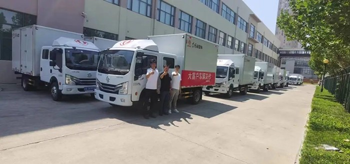 68臺東風(fēng)多利卡交付,用實(shí)力守護(hù)孩子們的餐桌