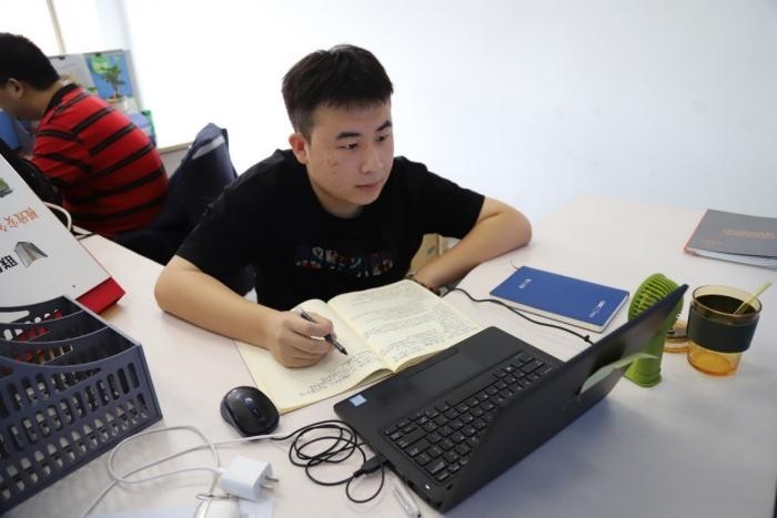 行業(yè)里程碑!聯(lián)合重卡雙星閃耀 《卡二代白領(lǐng)計劃》正式開班