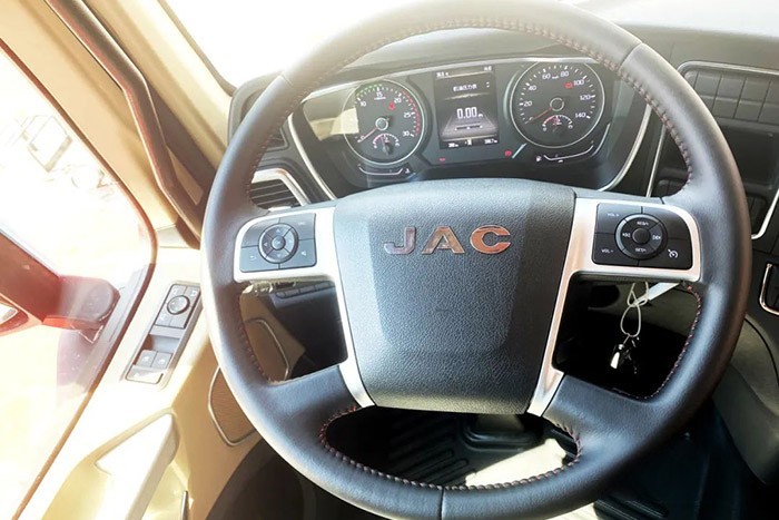 江淮星耀X7 8×4載貨車：康明斯一體化動(dòng)力鏈+高強(qiáng)鋼車架+全新平臺(tái)X7駕駛室