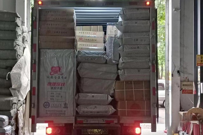 曾先生的這輛奧鈴智藍純電輕卡,搭載寧德時代81kWh磷酸鐵鋰電池,配合上該車的一鍵ECO省電模式+制動能量回收,能很好的降低能耗。