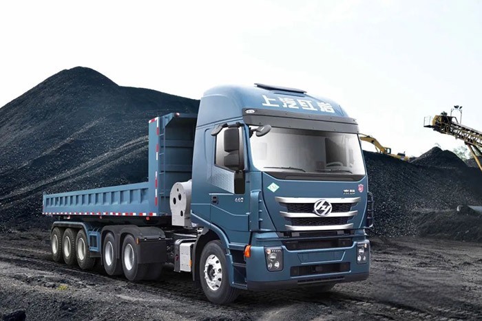 在砂石料煤炭運輸場景中總是不乏上汽紅巖NG重卡的身影,其中一個重要原因就是它夠省,接下來我們就來具體算算到底有多省!