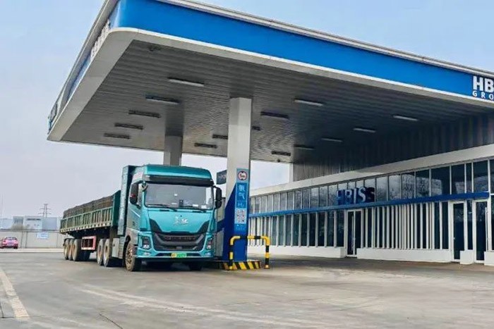 尤其是在河鋼集團的運營中,新長征1號氫能重卡在唐山港到秦皇島佰工鋼鐵線上,單車跑出了1個月1.5萬公里的成績,氫耗穩(wěn)定在10.1㎏/百公里