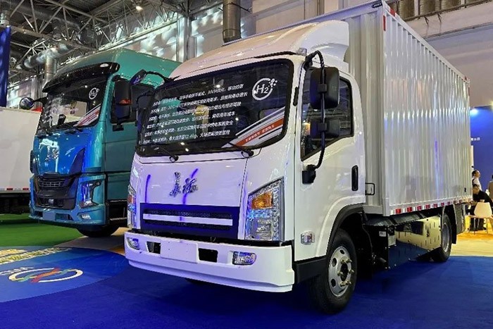 長征1號液氫重卡是新一代氫能重卡產品,整車搭載了未勢能源新研發(fā)的“木星”車載液氫儲氫系統(tǒng),該系統(tǒng)可加注80kg以上液氫,質量儲氫密度達到8wt%,整車續(xù)航里程可突破1000公里。