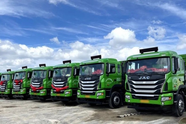 格爾發(fā)8×4自卸車是一款集“裝、運、卸”為一體的綜合性運輸自卸車,專門針對砂石、基建、渣土等復(fù)雜工況打造。