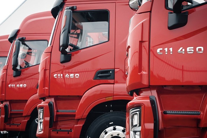 上汽紅巖危化品定制車輛正式交付比亞迪汽車工業有限公司,雙方強強攜手,共同加快“向新轉綠”步伐。上汽紅巖危化品重卡將憑借高安全性、強時效性等優勢,助力比亞迪能源電池物流運輸更加高效、順利。