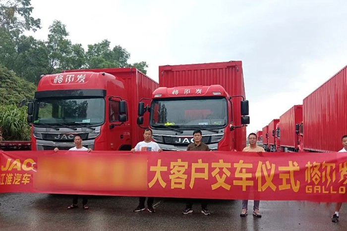 此次與車企大客戶簽訂120輛重卡戰略合作協議,也再次向市場證明了江淮重卡的卓越性能與高端品質。