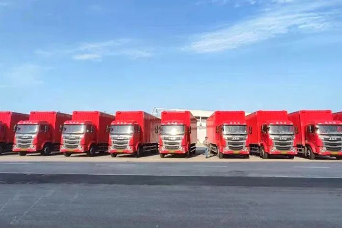 此次與車企大客戶簽訂120輛重卡戰略合作協議,也再次向市場證明了江淮重卡的卓越性能與高端品質。