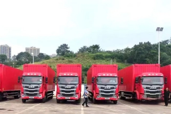 此次與車企大客戶簽訂120輛重卡戰略合作協議,也再次向市場證明了江淮重卡的卓越性能與高端品質。