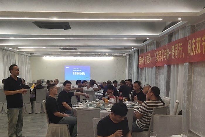 飛碟w5產(chǎn)品推介會(huì)，在浙江溫州成功舉辦，飛碟汽車產(chǎn)品驚艷亮相，以性能優(yōu)良、可靠耐用、高效合規(guī)、經(jīng)濟(jì)省油等優(yōu)勢(shì)產(chǎn)品為客戶帶來全場(chǎng)景、全工況的更優(yōu)選擇。